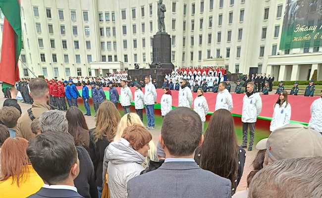 Работники ОАО «Могилевские семена трав» приняли участие в патриотической акции с флагом